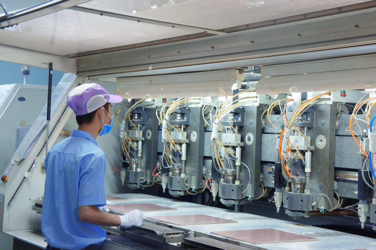 Dây chuyền sản xuất bản mạch điện tử tại một doanh nghiệp trên địa bàn Bình Dương