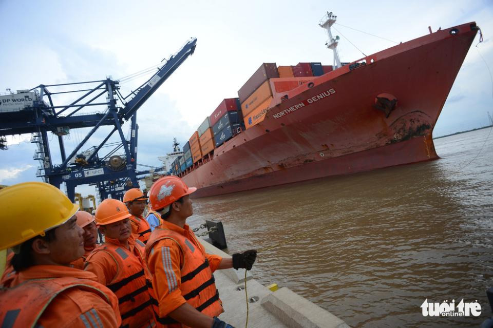 Tàu Northern Genius có tải trọng 54.020 tấn của Hãng tàu Nippon Yushen Kaisha (Nhật Bản) cập cảng SPCT Hiệp Phước - Ảnh: QUANG ĐỊNH