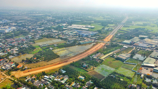 Đường Vành đai TP Tân An dài hơn 23km, rộng 33m sẽ hoàn thành sau 5 năm. Ảnh: Hoàng Nam.