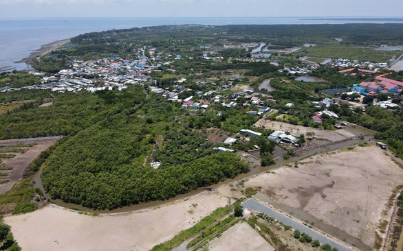 Khu dân cư ngay kế bên một dự án lớn ở  huyện Cần Giờ, TP.HCM - Ảnh: T.T.D.