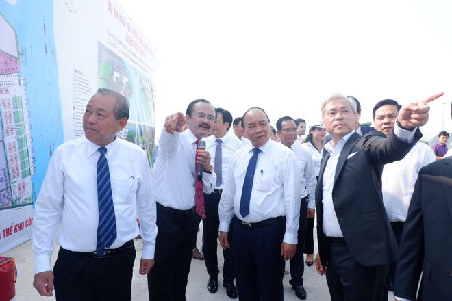 Thủ tướng Nguyễn Xuân Phúc và Phó thủ tướng thường trực Trương Hòa Bình khảo sát vị trí xây dựng Nhà máy điện Long An I & II  ẢNH: BẮC BÌNH