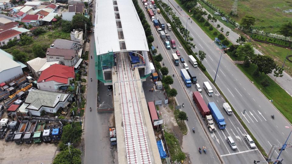 Tuyến metro Bến Thành - Suối Tiên chạy dọc Xa lộ Hà Nội.