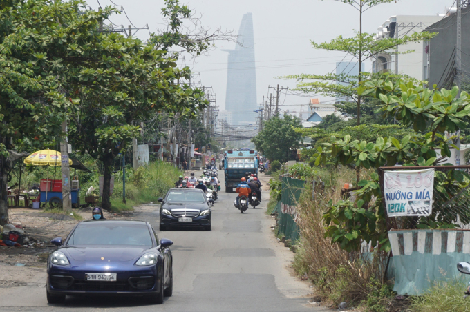 Công trường dự án đường Lương Định Của ngưng trệ, cỏ mọc um tùm hồi tháng 4/2022. Ảnh: Gia Minh