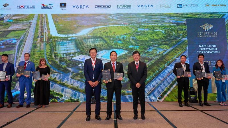 Ông Văn Viết Sơn, Giám đốc điều hành Nam Long Land, Nam Long Group, nhận Giải thưởng “Top 10 Chủ đầu tư hàng đầu Việt Nam” tại BCI Asia Awards 2023.