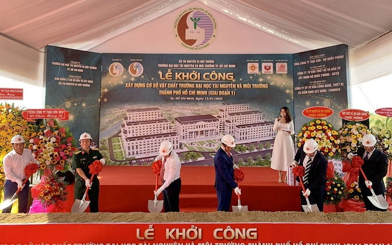 PGS. TS. Huỳnh Quyền - Hiệu trưởng Trường Đại học TN&MT TP.HCM phát biểu tại buổi lễ