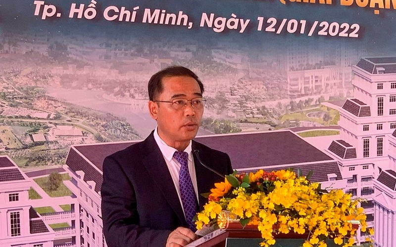 Thứ trưởng Võ Tuấn Nhân và các đại biểu thực hiện nghi thức khởi công dự án xây dựng cơ sở vật chất Trường Đại học TN&MT TP.HCM, giai đoạn 1